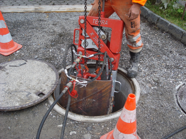 Seilberster im 800mm Schacht, cable burster in manhole © TERRA AG, Reiden, Switzerland